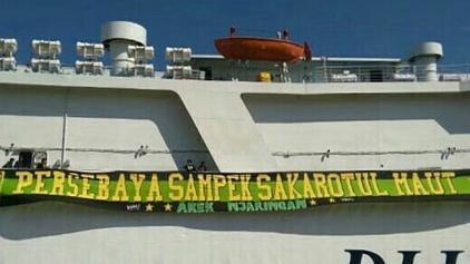 Kapal yang ditumpangi oleh Bonek untuk pergi ke Makassar. Copyright: Emosi Jiwaku