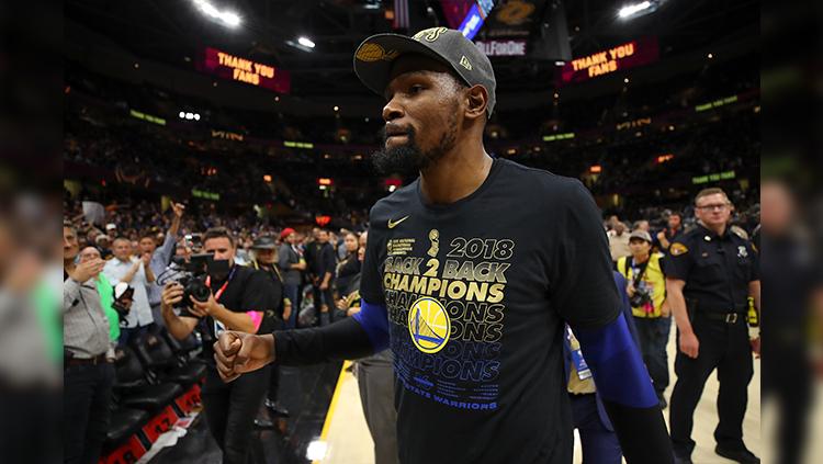 Ekspresi gembira Kevin Durant usai mengalahkan Cleveland Cavaliers. - INDOSPORT