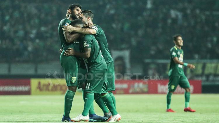 Selebrasi Fandri Imbiri saat mencetak gol ke gawang persipura.