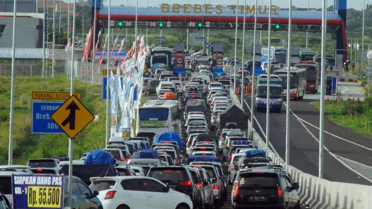 Kondisi Mudik Lebaran yang menuai kemacetan pada gerbang Brebes Timur. - INDOSPORT