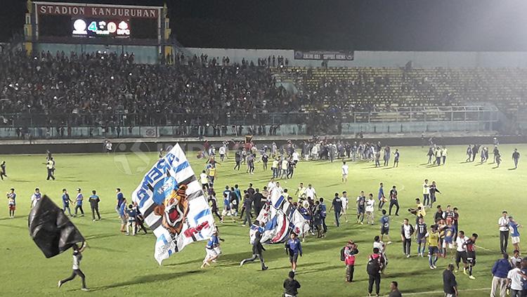 Invasi Aremania ke lapangan pasca laga kontra Bhayangkara FC beberapa waktu lalu (Ilustrasi).