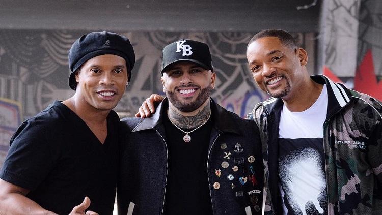 Ronaldinho bersama penyanyi lagu Live It Up, Micky Jam dan Will Smith.