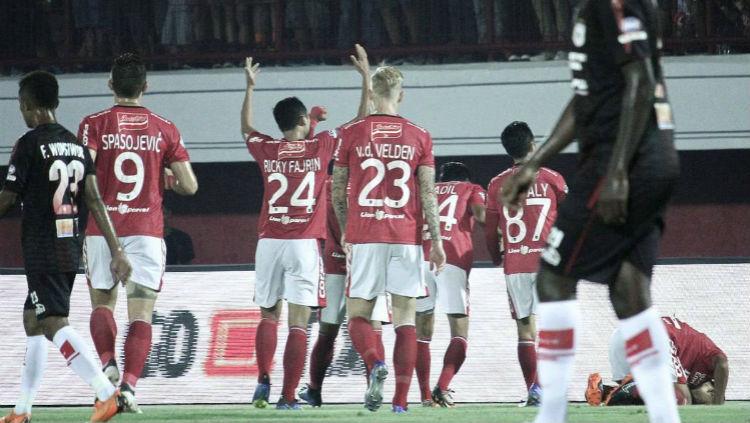 Selebrasi para pemain Bali United usai cetak gol ke gawang Persipura.