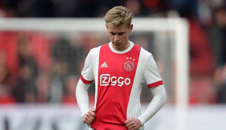 Frenkie de Jong sedang menunduk. Copyright: INDOSPORT