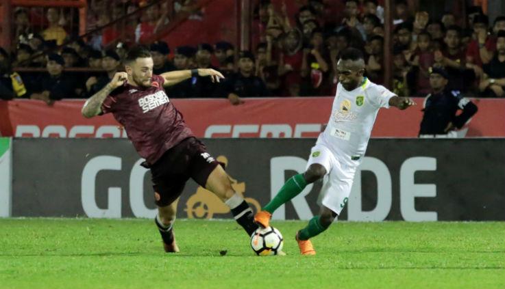 Marc Klok saat berduel dengan pemain Persebaya, Ricky Kayame. 