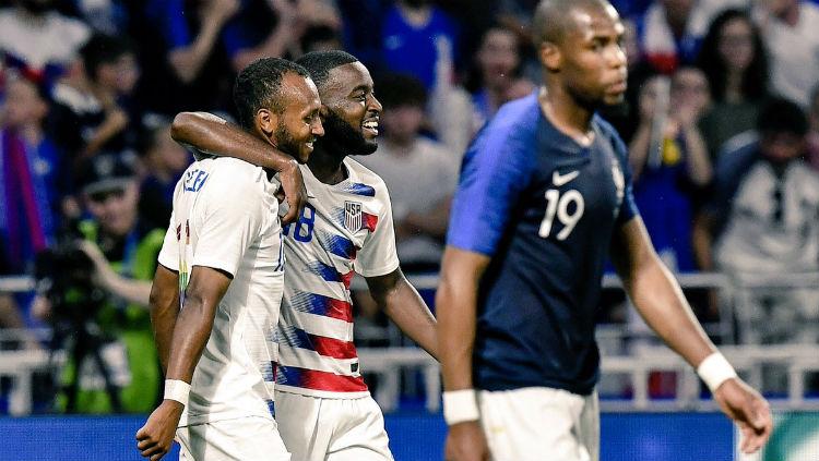 Penyerang Timnas Amerika Serikat, Julian Green merayakan golnya ke gawang Prancis.
