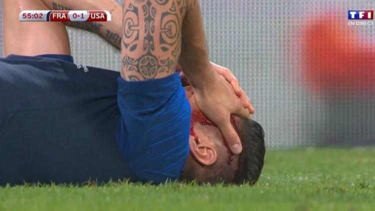 Olivier Giroud tubrukan dengan pemain AS, Matt Miazga dalam laga persahabatan Prancis vs AS jelang Piala Dunia 2018.