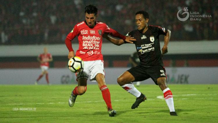Stefano Lilipaly berusaha melewati Yohanes Tjoe.