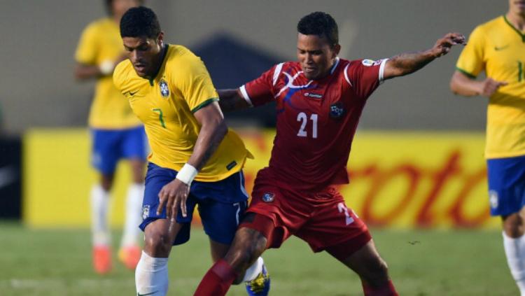 Amilcar Henriquez tengah berjibaku dengan Hulk dalam laga persahabatan Brasil vs Panama jelang Piala Dunia 2014.