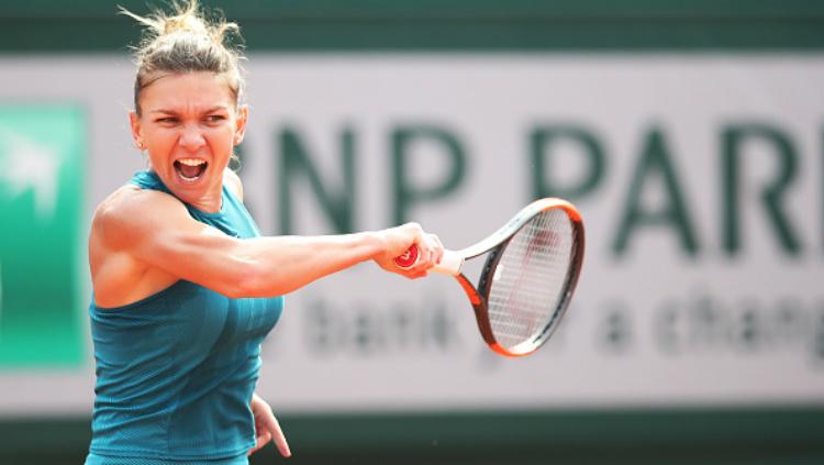 Simona Halep beraksi melawan Sloane Stephens di final Prancis Terbuka 2018. Copyright: INDOSPORT