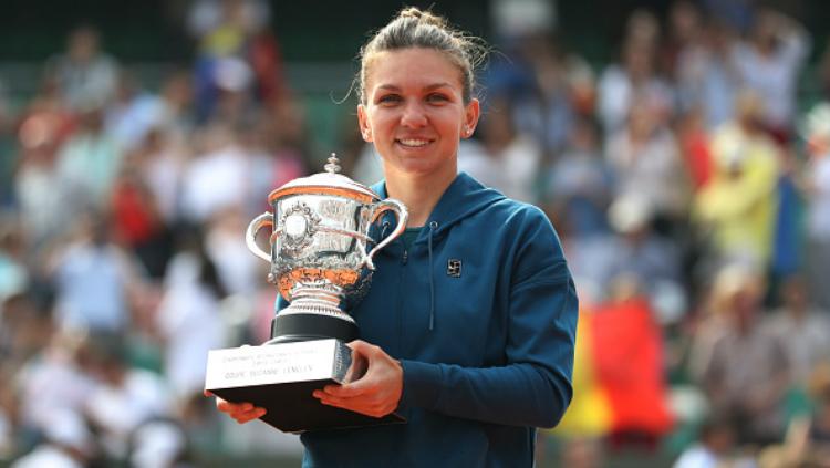 Simona Halep merengkuh trofi Prancis Terbuka 2018 usai kalahkan Sloane Stephens.