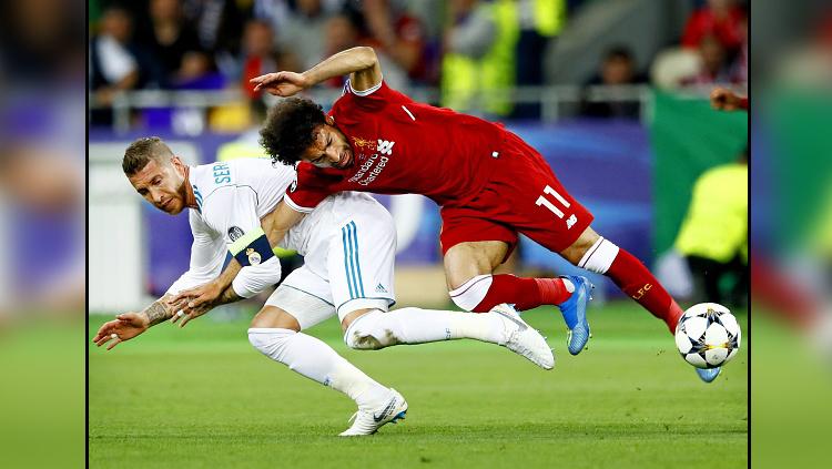 Insiden antara Sergio Ramos (kiri/Real Madrid) vs Mohamed Salah (Liverpool) di final Liga Champions (27/05/18) lalu.