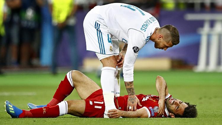 Sergio Ramos (kiri/Real Madrid) mencoba untuk menghibur Mohamed Salah. Copyright: INDOSPORT
