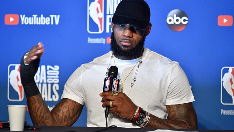 LeBron James, pemain megabintang Cleveland Cavaliers memperlihatkan tangannya yang cedera.