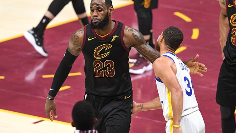 Pemain megabintang Cleveland Cavaliers, LeBron James (kiri) memberikan selamat kepada pemain megabintang Golden State Warriors, Stephen Curry.