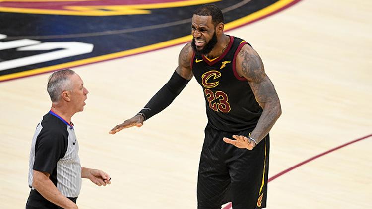 Pemain megabintang Cleveland Cavaliers, LeBron James (kanan) melayangkan protes ke wasit. Copyright: INDOSPORT