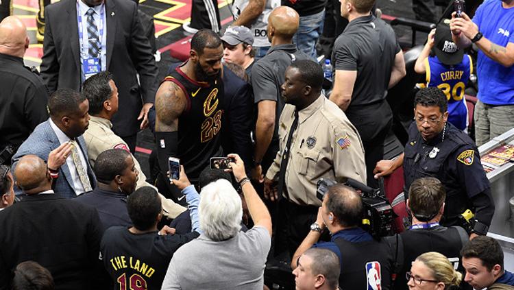 LeBron James saat meninggalkan lapangan menuju ruang ganti. - INDOSPORT