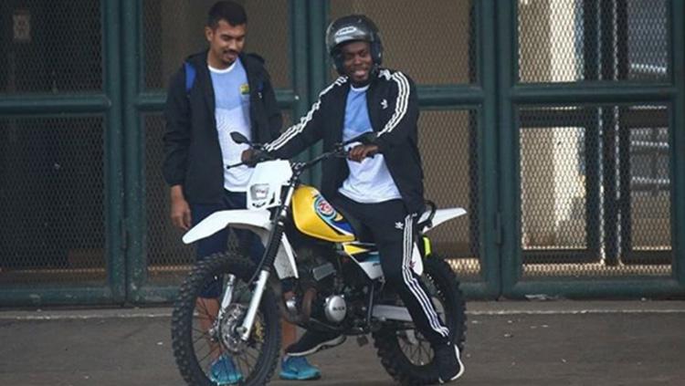 Michael Essien mengendarai motor trail milik kiper Persib Imam Arief Fadillah. Copyright: Instagram/@imam_darian