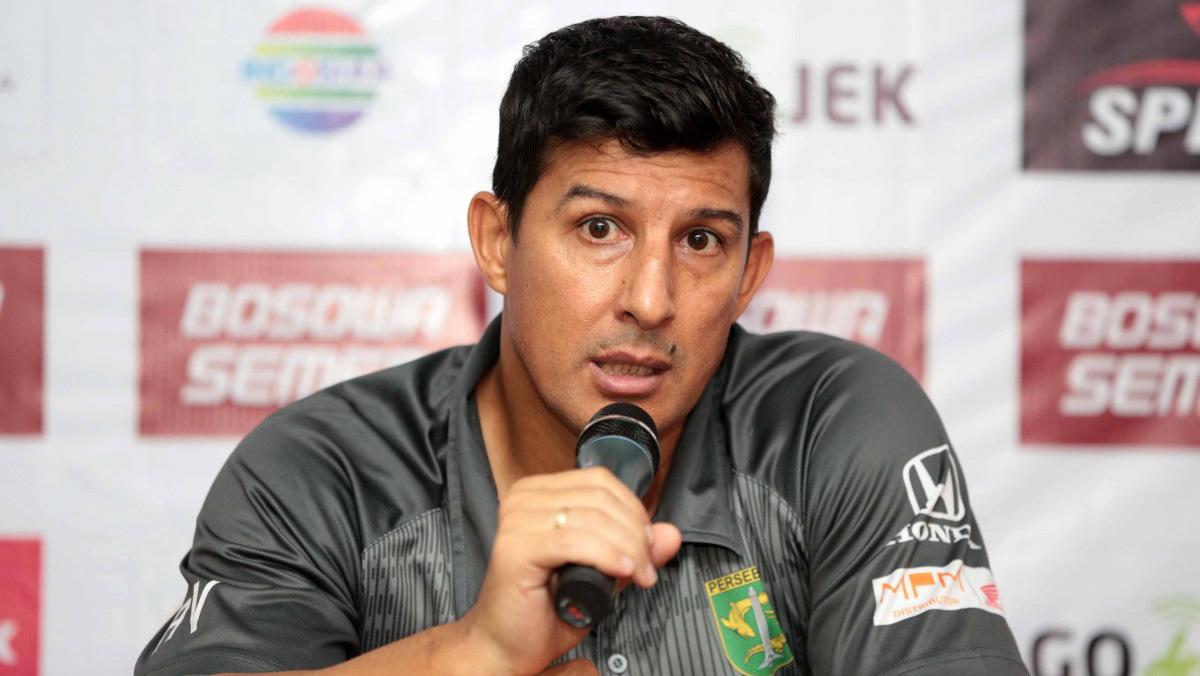 Alfredo Vera saat memberikan keterangan pers setelah laga, Sabtu (9/6/18). - INDOSPORT