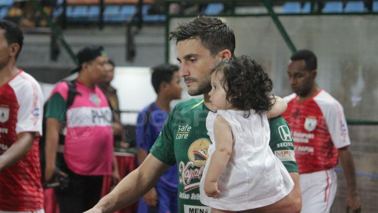 Gelandang asal Argentina, Robertino Pugliara saat membela Persebaya kontra Persipura Jayapura.