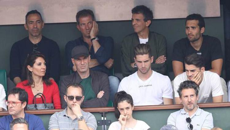Keluarga dan rombongan Zinedine Zidane menyaksikan laga final French Open 2018. - INDOSPORT