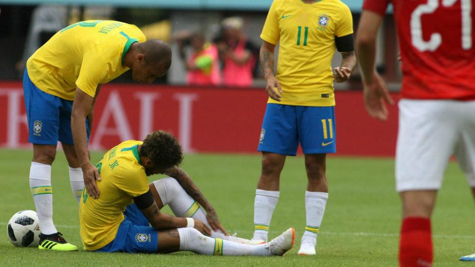 Neymar memegangi kakiknya usai dilanggar pemain Austria. - INDOSPORT
