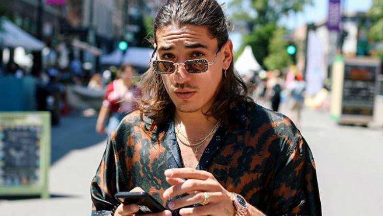 Pemain Arsenal, Hector Bellerin, kerap bergaya hipster. Copyright: Instagram/Hector Bellerin