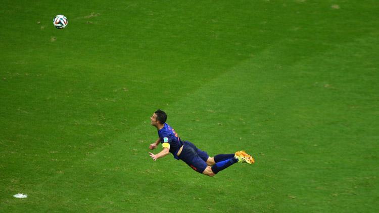 Salah satu gol unik yang terjadi di Piala Dunia 2014 yang diciptakan oleh striker Belanda, Robin van Persie ke gawang Spanyol (13/06/14). - INDOSPORT