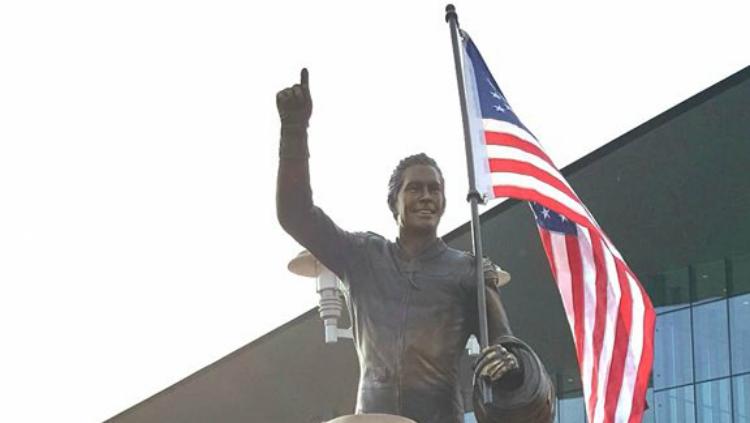 Patung mendiang pembalap MotoGP Nicky Hayden diresmikan di kampung halamannya, Owensboro. - INDOSPORT