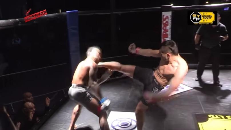 Ilnicki lancarkan tendangan sangat keras ke arah kepala Solomon. - INDOSPORT