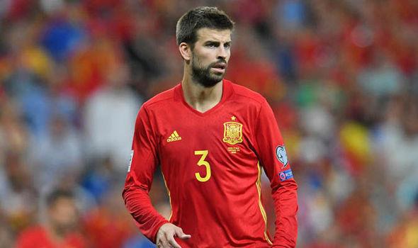 Bek Timnas Spanyol, Gerard Pique. Copyright: daily express