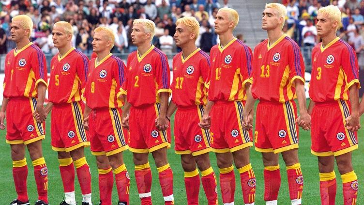 Sejumlah pemain Timnas Rumania sengaja mewarnai rambutnya pada Piala Dunia 1998. - INDOSPORT