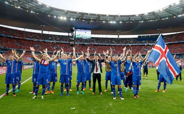 Viking Clap para pemain timnas Islandia Copyright: Coventry Telegraph