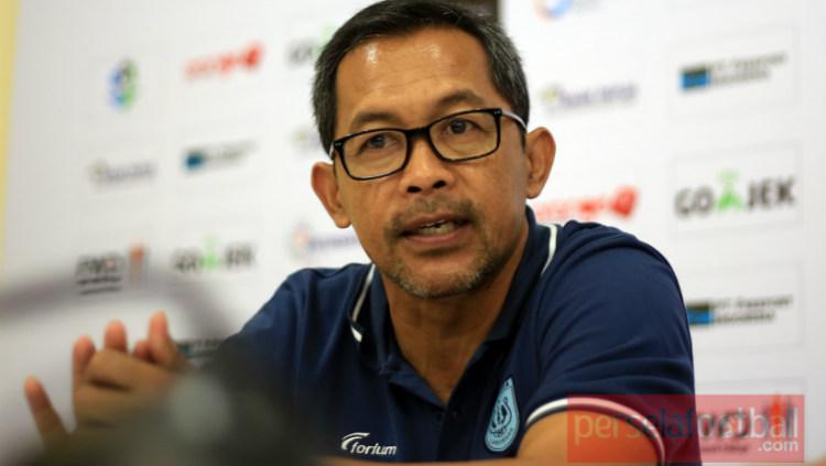Pelatih Kepala Persela Lamongan, Aji Santoso saat konferensi pers. Copyright: perselafootball