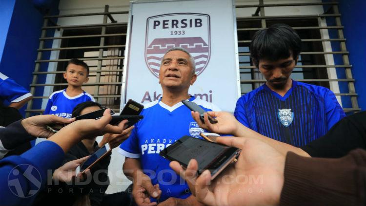 General Manajer (GM) Diklat Persib, Yoyo S Adireja saat ditemui awak media. - INDOSPORT