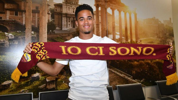 Justin Kluivert saat tiba di Bandara Fiumicino, Roma, Senin (11/06/18) malam.