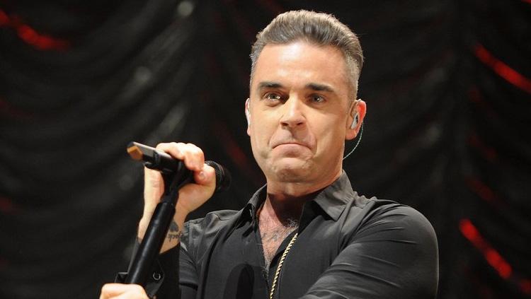 Robbie Williams penyanyi profesional yang akan tampil di acara pembuka Piala Dunia 2018.