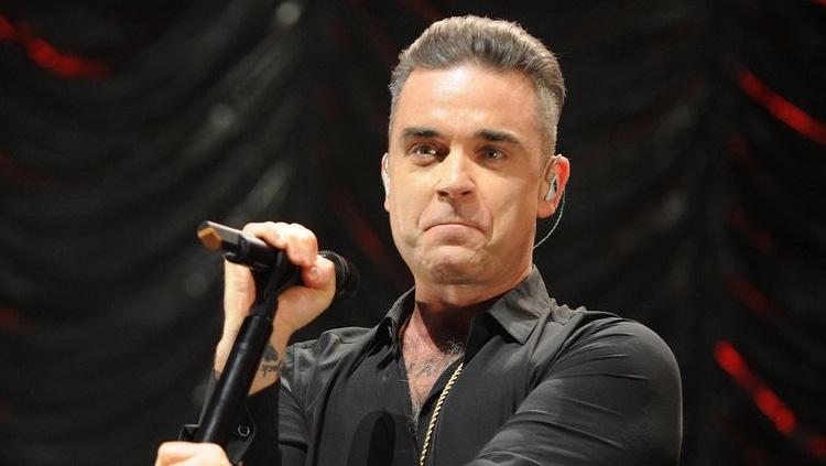 Robbie Williams penyanyi profesional yang akan tampil di acara pembuka Piala Dunia 2018. - INDOSPORT