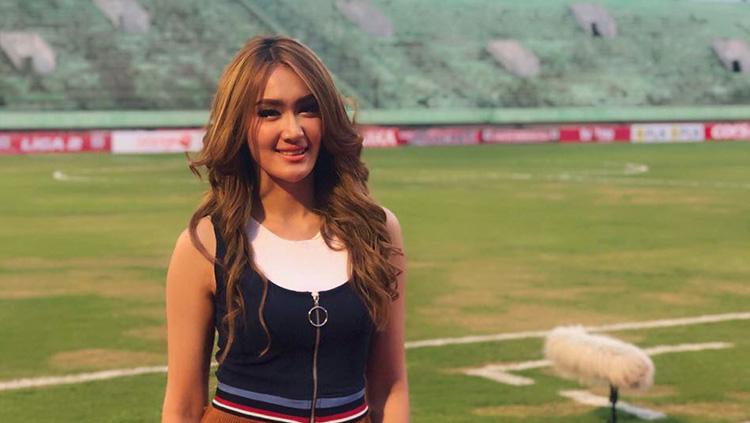 Presenter olahraga cantik, Intan Saumadina, bak bidadari saat datang ke Stadion Pakansari demi mendukung Timnas Indonesia kontra Curacao di FIFA Matchday. - INDOSPORT