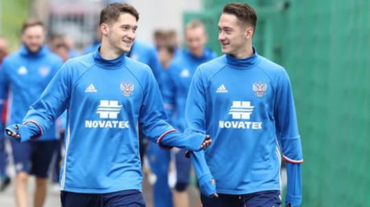 Raksasa sepak bola Serie A Liga Italia, Atalanta, kabarnya menjadi batu sandungan AC Milan dalam upaya mereka untuk mendatangkan playmaker dari Rusia, Aleksey Miranchuk (kanan).