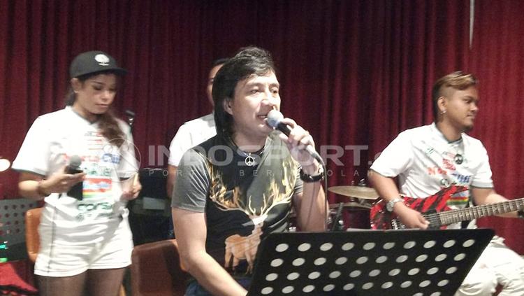 Katon Bagaskara saat menghibur suporter PSMS Medan. - INDOSPORT