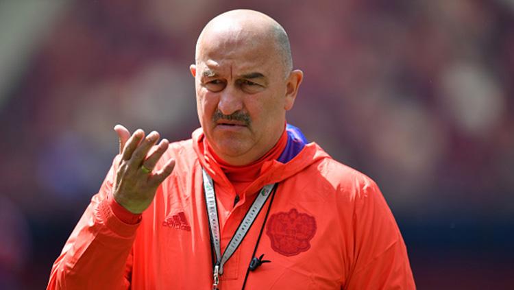 Stanislav Cherchesov saat memimpin latihan Timnas Rusia.