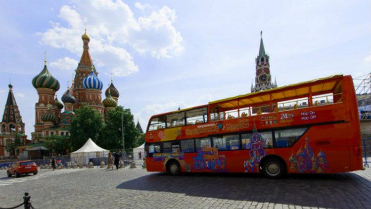 Bus di depan Katedral St. Basil Rusia - INDOSPORT