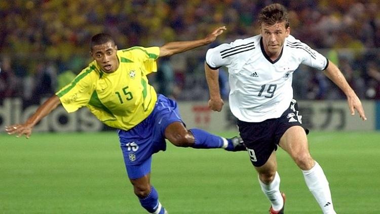Kleberson (kiri) tampil di final Piala Dunia 2002 saat menghadapi Jerman.