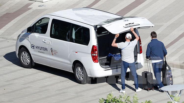 Julen Lopetegui saat meninggalkan hotel Timnas Spanyol di Rusia.