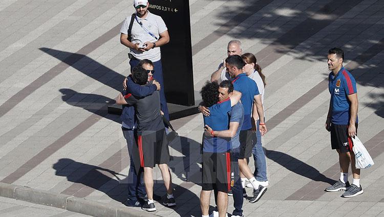 Sebelum meninggalkan hotel, beberapa staf melakukan perpisahan dengan Julen Lopetegui.