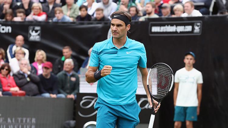 Roger Federer selebrasi di final Mercedes Cup 2018 di Stuttgart. Copyright: INDOSPORT