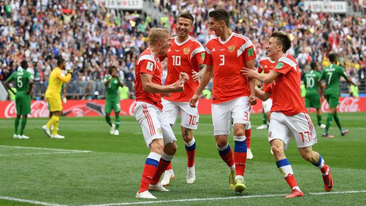 Beberapa pemain Rusia merayakan gol ke gawang Arab Saudi, Kamis (14/06/18) dini hari.