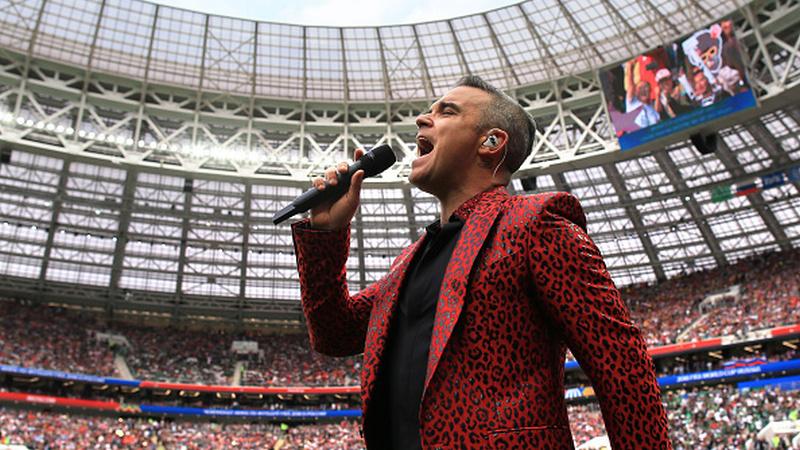 Robbie Williams menyanyi dalam upacara pembukaan Piala Dunia 2018.