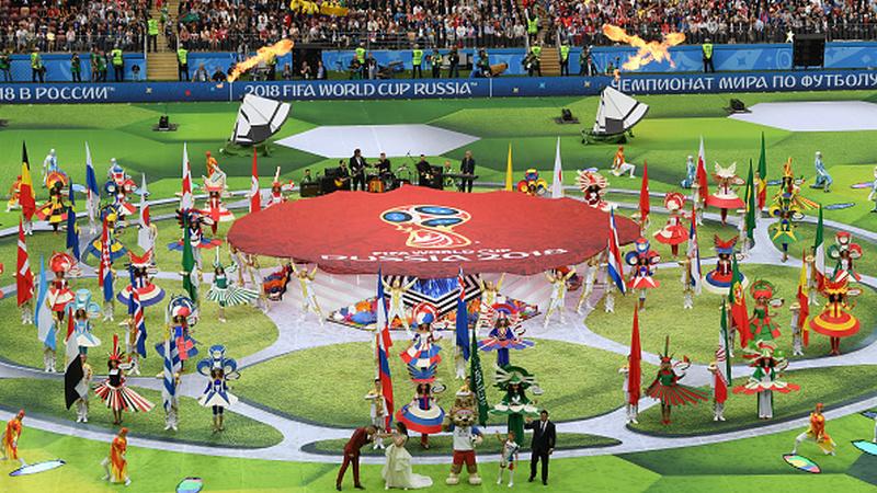 Semua tarian dari beberapa negara memeriahkan tengah lapangan saat Upacara Pembukaan Piala Dunia 2018.